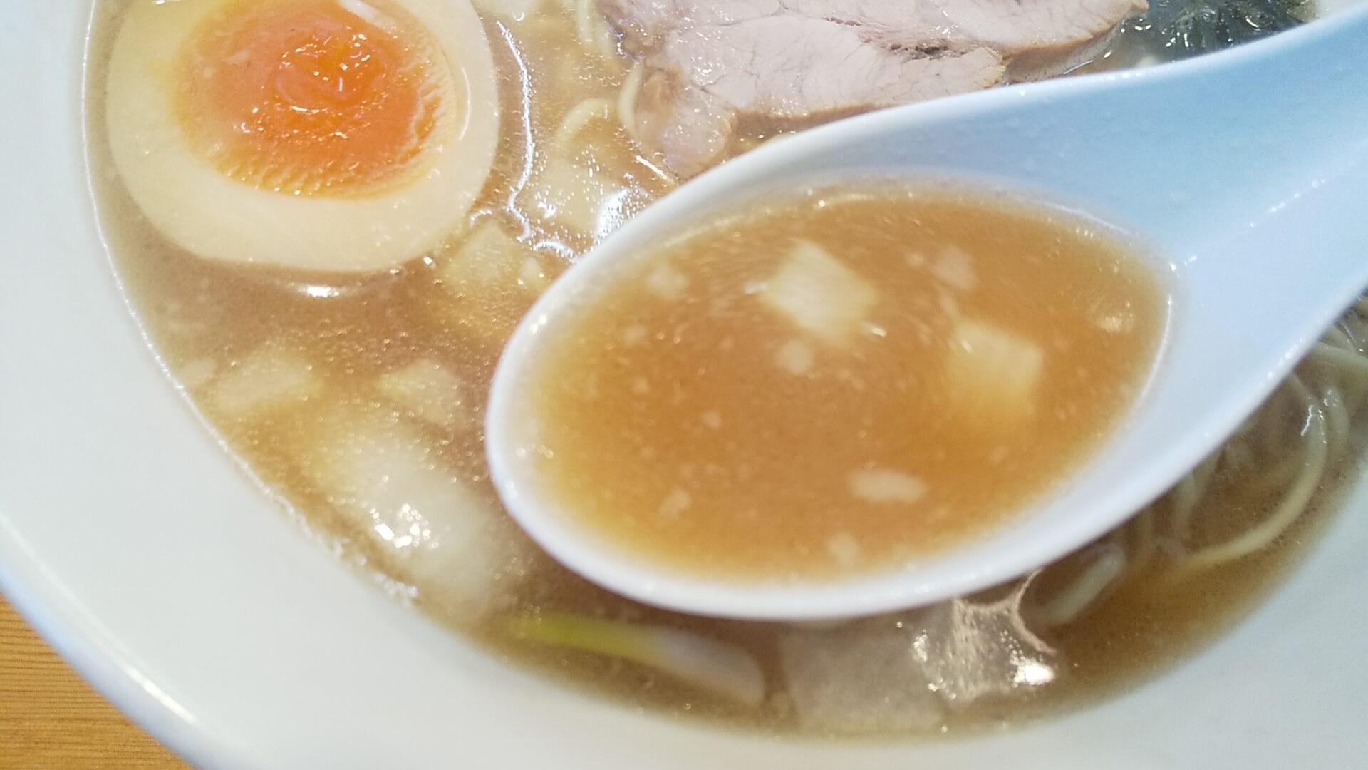 ラーメンショップ椿松山千石店　朝ラーメン　スープ　濃厚な豚骨醤油